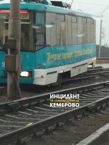 Фото: В Кемерове трамвай сошёл с рельсов 1