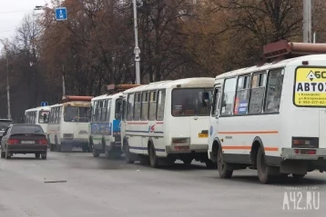 Фото: На автобусных остановках кузбасского города появятся расписания 2 маршрутов 1