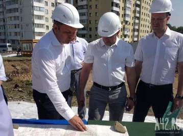 Фото: Мэр Кемерова проверил, как идёт строительство домов на Южном 1
