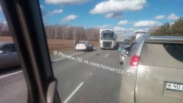 Фото: На кузбасской трассе столкнулись три авто: пять человек пострадали 1