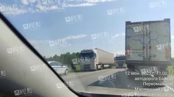 Фото: Автоцистерна и фура столкнулись на трассе в Кузбассе 1
