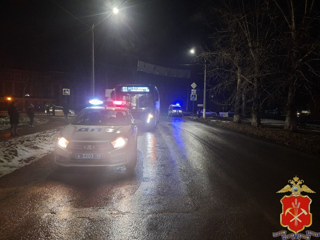 Погибла 23-летняя женщина: стали известны подробности ДТП с автобусом и пешеходом в Кемерове