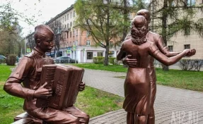 В Кемерове отреставрировали скульптурную композицию возле драмтеатра