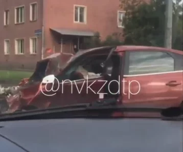 Фото: В Новокузнецке мужчину зажало в машине после ДТП 1