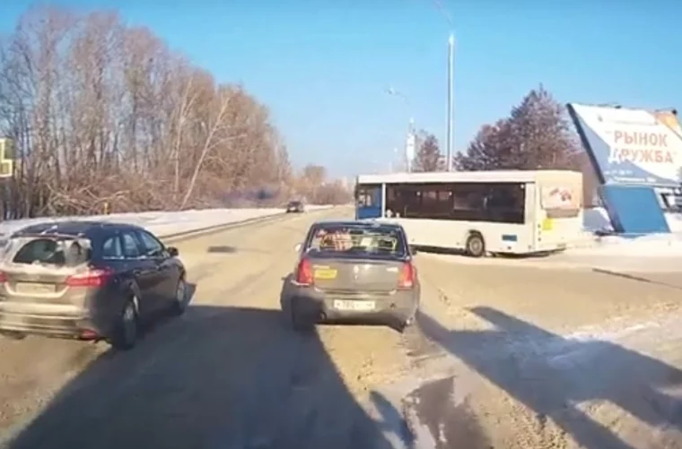 Фото: В Кемерове водитель автобуса чуть не устроил ДТП, выехав на красный свет 1