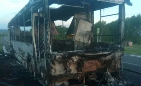 В Кемеровском районе очевидцы сняли дотла сгоревший рейсовый автобус