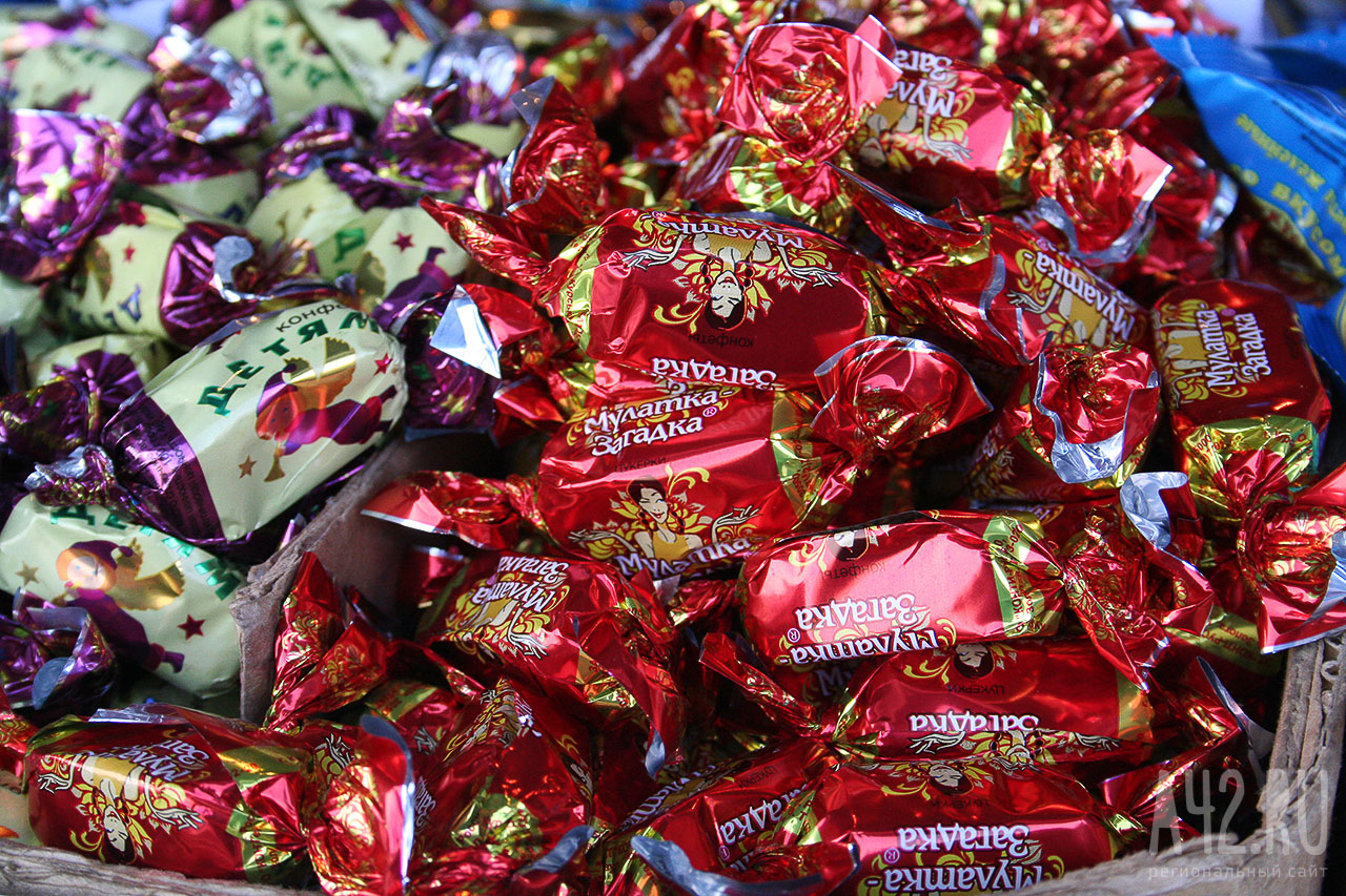 Соцсети: кузбассовцы обнаружили червей в конфетах