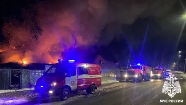 Фото: В Новокузнецке ночью сгорел дом: пожар на 120 «квадратах» тушили 19 человек 1