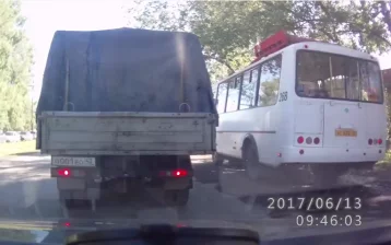Фото: В Кемерове водителя маршрутки оштрафовали за движение по обочине 1