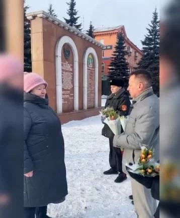 Фото: «Вам, любимые»: главы кузбасских городов вышли на улицы с букетами цветов 1
