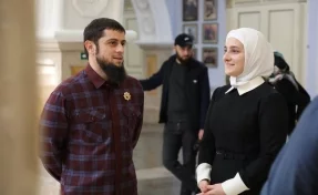 «Навещала бойцов»: дочери Рамзана Кадырова вручили орден ДНР