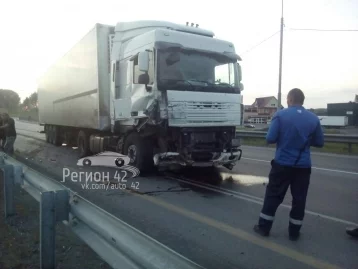 Фото: В Кемеровском районе столкнулись фура и легковой автомобиль Mercedes 2