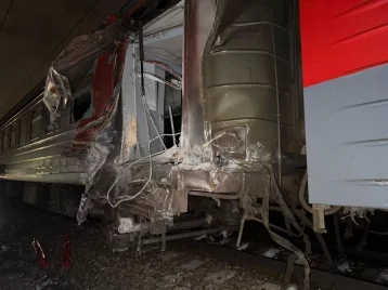 Фото: Электричка врезалась в пассажирскую платформу в Подмосковье 1