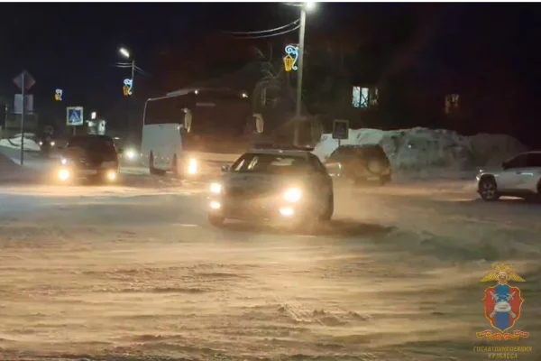 В Кузбассе инспекторы ГАИ помогли юным спортсменам из Красноярска проехать сквозь метель