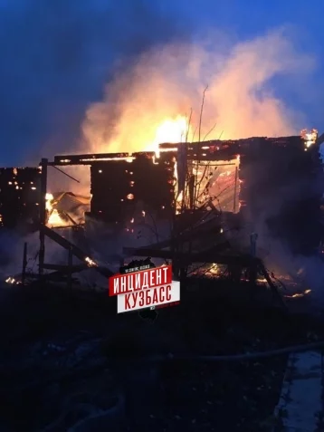 Фото: В посёлке под Кемеровом сгорел дом 4