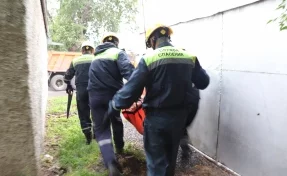 В Кемерове 150-килограммовый мужчина упал в гараже: потребовалась помощь спасателей