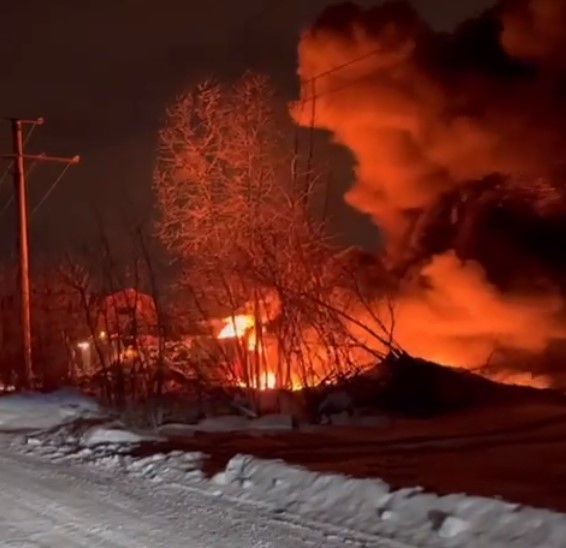 Сергей Кузнецов опубликовал видео масштабного пожара на складе в Новокузнецке