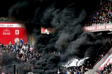 Фото: Чёрное дымовое облако окутало трибуны на матче «ПСВ» — «Аякс»  1