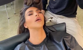 Фото уснувшей во время посещения стилиста Ким Кардашьян стало мемом