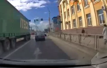 Фото: Момент ДТП с фурой в Кемерове сняли на видео 1