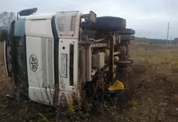 Фото: В Кузбассе перевернулся грузовик с пьяным водителем: в ГАИ рассказали подробности 1