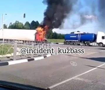 Фото: «Водитель сгорел»: очевидцы сняли на видео смертельное ДТП с фурой в Кузбассе 1
