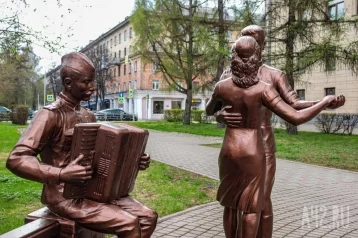 Фото: В Кемерове отреставрировали скульптурную композицию возле драмтеатра 1