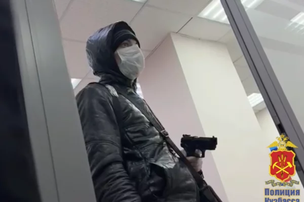 В Новокузнецке вооружённый мужчина в маске ограбил отделение банка