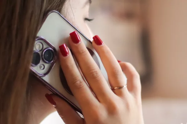 Мошенники под предлогом получения посылки с маркетплейса просят назвать код 