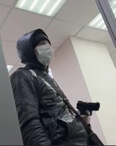 В Новокузнецке вооружённый мужчина в маске ограбил отделение банка