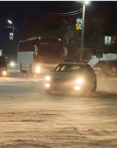 В Кузбассе инспекторы ГАИ помогли юным спортсменам из Красноярска проехать сквозь метель