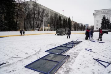 Фото: В Кемерове начали монтаж хоккейной коробки на площади Советов 1