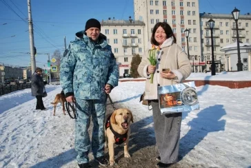 Фото: На улицах Кузбасса полицейские с собаками дарили цветы женщинам 2