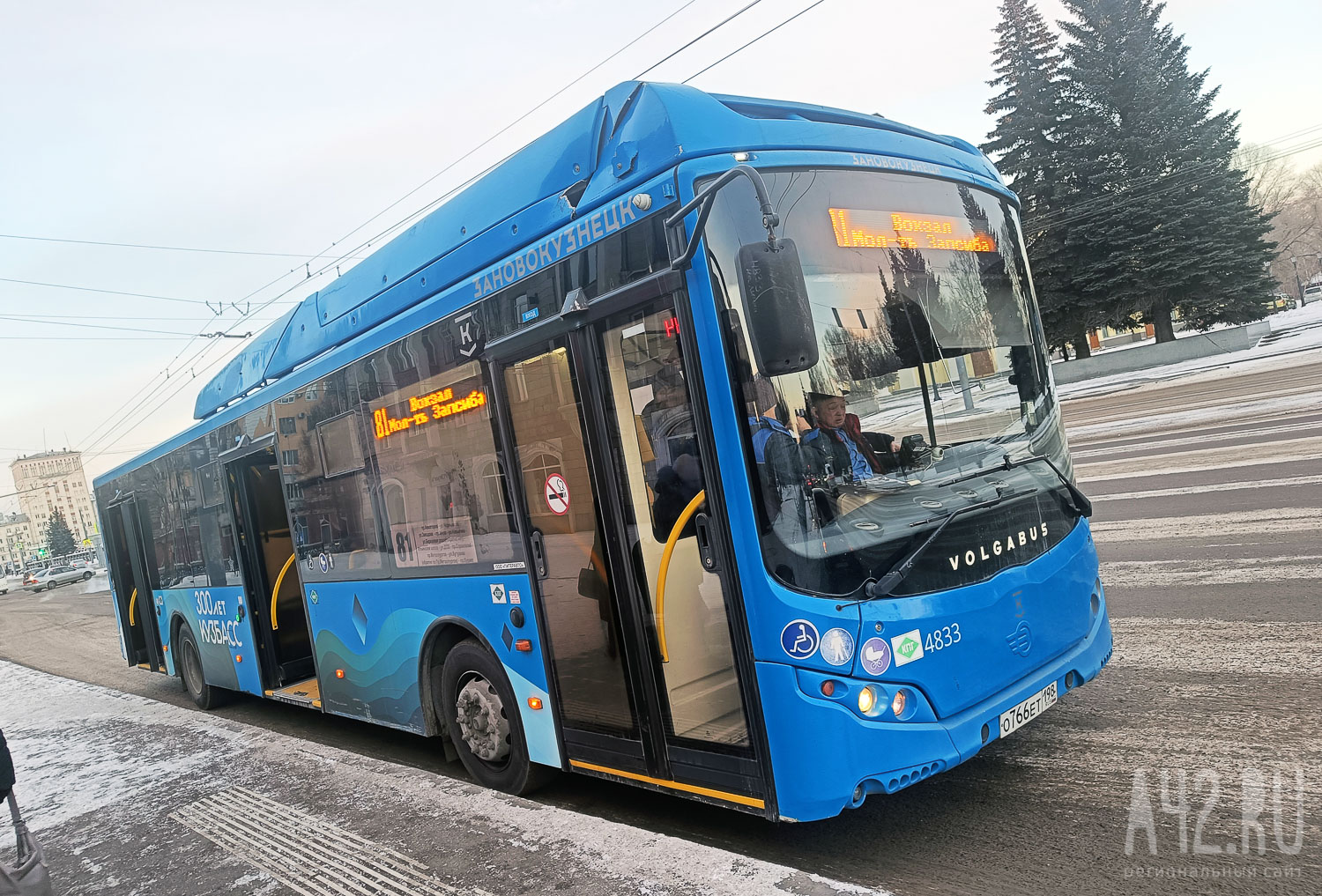 Новокузнечанин снял на видео «заблудившийся» автобус, который ехал посреди аллеи