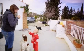 В Британии семья воспитывает ребёнка как собаку, чтобы принять участие в телешоу