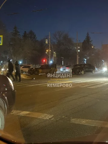 Фото: В Кемерове произошло ДТП на пересечении с Октябрьским проспектом 1