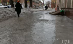 «Можно свалиться под трамвай»: жители Кемерова массово жалуются мэру на гололёд