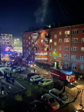 Фото: Стали известны подробности ночного пожара в доме на проспекте Шахтёров в Кемерове 1