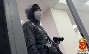 В Новокузнецке вооружённый мужчина в маске ограбил отделение банка