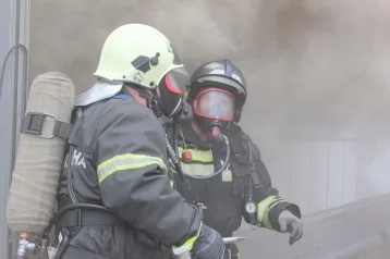 Фото: Троих кузбассовцев спасли при пожаре в многоквартирном доме 1
