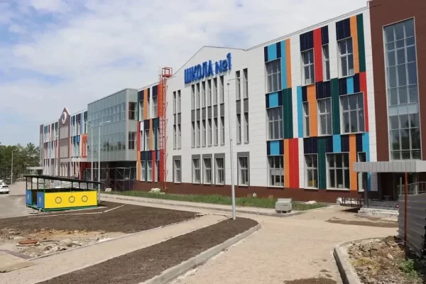 В Калтане школа на 1 000 мест с бассейном и двухэтажной библиотекой готова на 87%