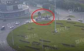 В Новокузнецке на кольце опрокинулся лесовоз: момент ДТП попал на видео