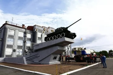 Фото: В Новокузнецке сняли с постамента легендарный танк Т-34 2