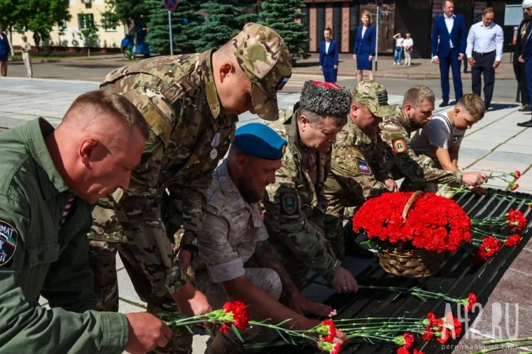 Фото: В Кемерове в День памяти и скорби возложили цветы к Мемориалу Славы 6