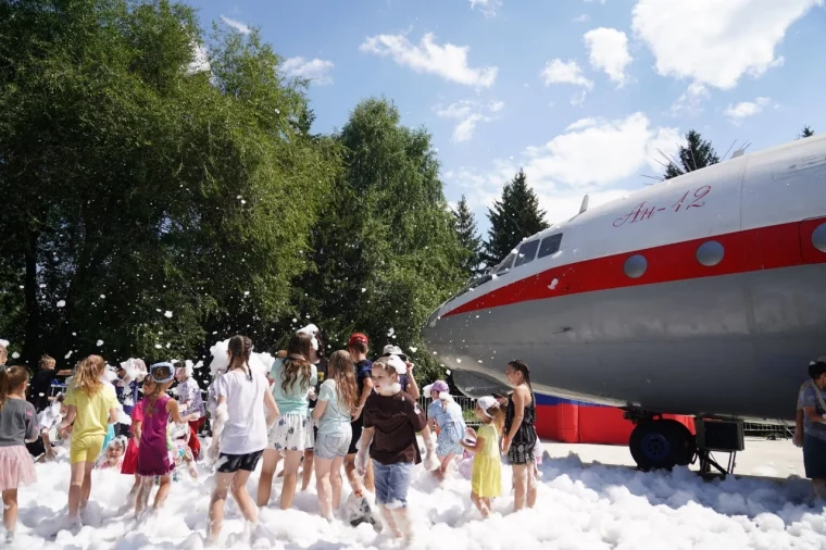 Фото: В Кемерове открыли кафе-мороженое в самолёте Ан-12 в парке «Антошка» 5