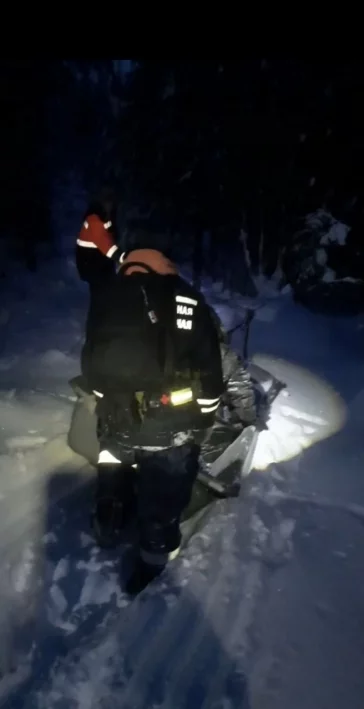 Фото: Три кузбассовца замёрзли и обессилели в лесу: им помогли спасатели 2