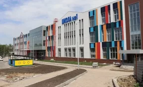 В Калтане школа на 1 000 мест с бассейном и двухэтажной библиотекой готова на 87%