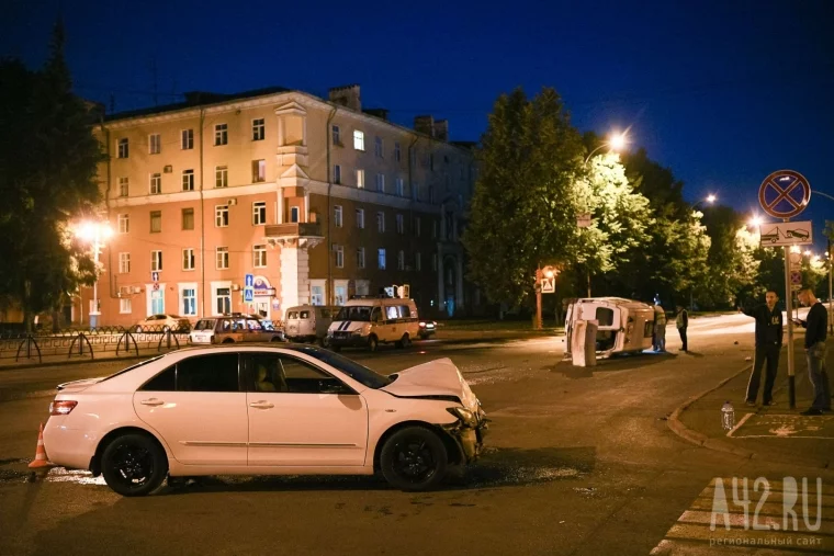 Фото: Серьёзное ДТП с машиной скорой помощи в Кемерове 10