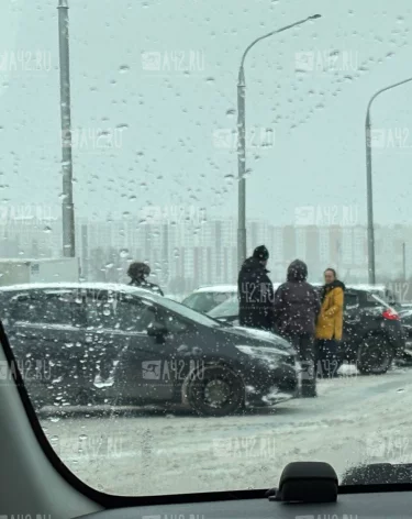 Один человек пострадал в тройном ДТП на Кузбасском мосту в Кемерове