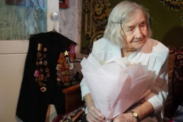 Фото: Дмитрий Анисимов поздравил легендарную кемеровчанку со 102-м днём рождения 1